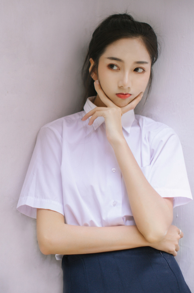 拍照技巧:教你7招,纯色背景搭配对的拍照姿势,照片好看惊艳