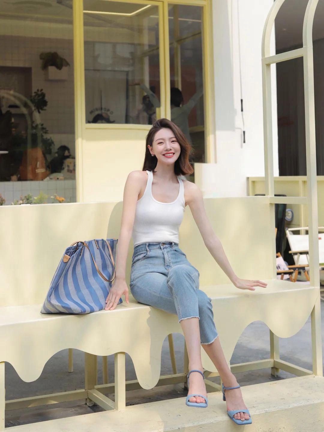 牛仔裤拍照,9个拍照姿势,这样拍时尚漂亮,气质迷人