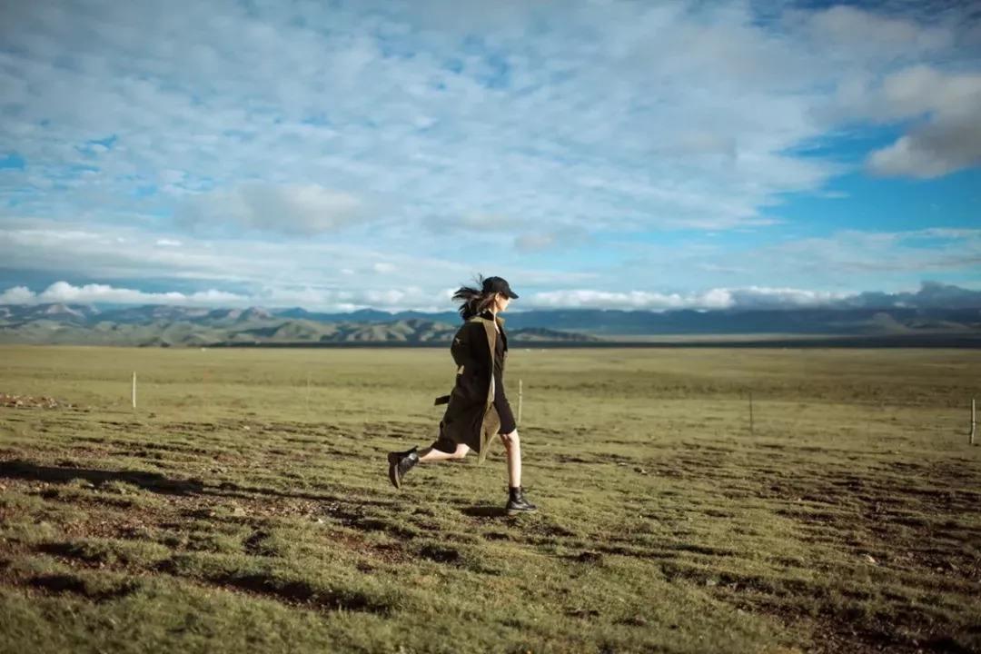 旅行路上的女生怎么拍照?简单的9个技巧送给你,适合拍摄单人照