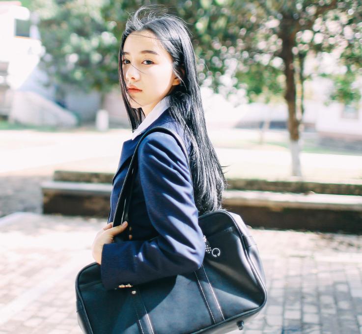 出门旅行,掌握以下12个拍照姿势技巧,告别游客照