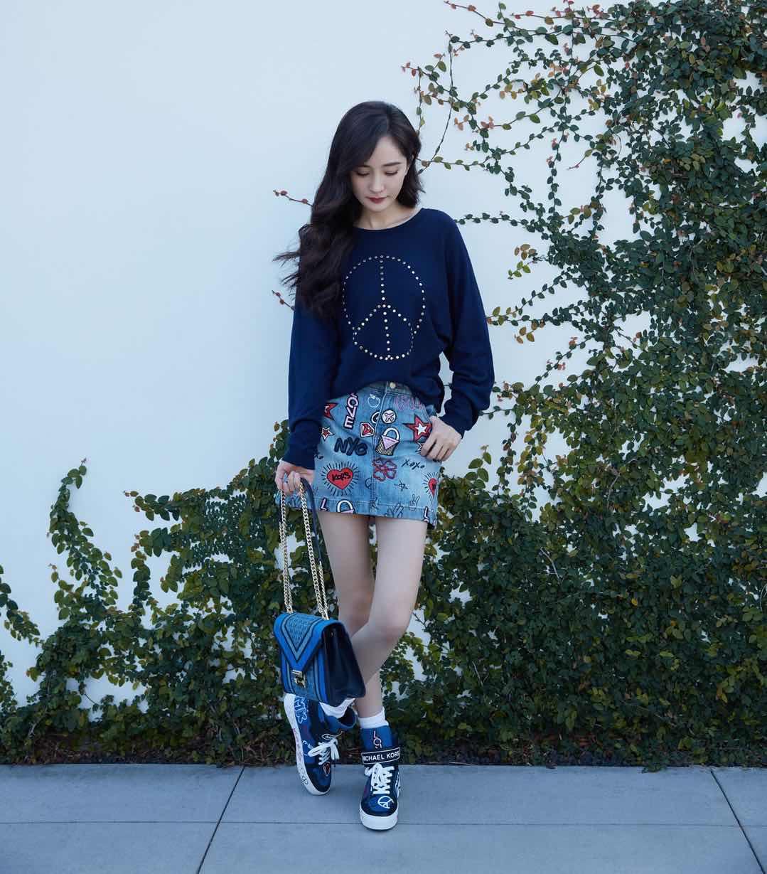 跟着时尚达人杨幂学些拍照姿势,简单又易学,拍照好看不尴尬