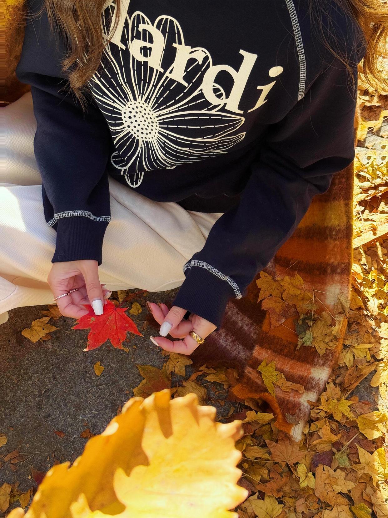 秋天落叶拍照姿势,7个姿势跟着学,拍出秋日氛围感,出片好看