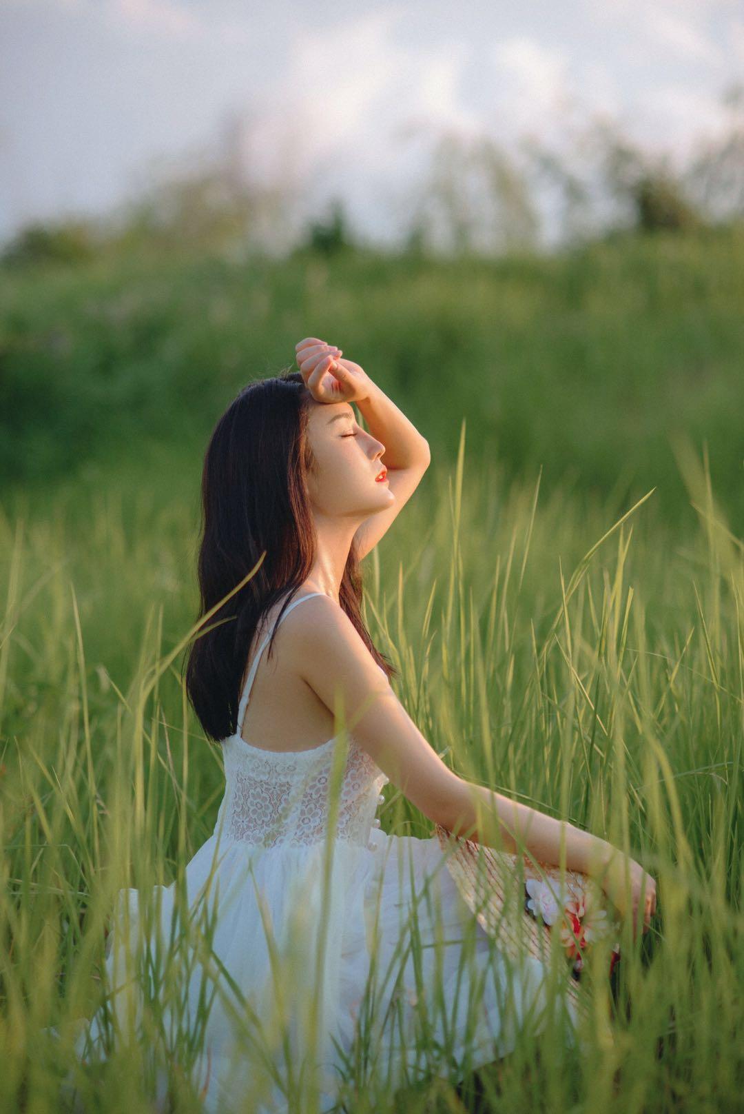 拍照手要怎么摆?7个姿势要领学起来,拒绝拍照手足无措