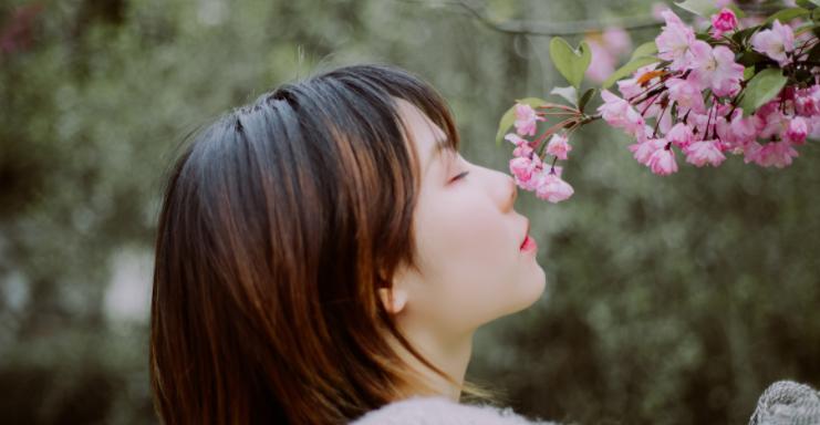 春天花海照怎么拍才好看,10个拍照姿势,让你拍照美起来