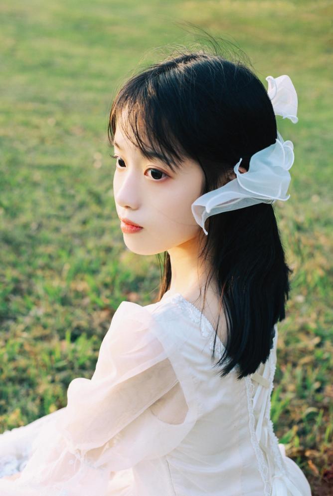 草地拍照,学会这些拍照技巧,草地拍照也超好看