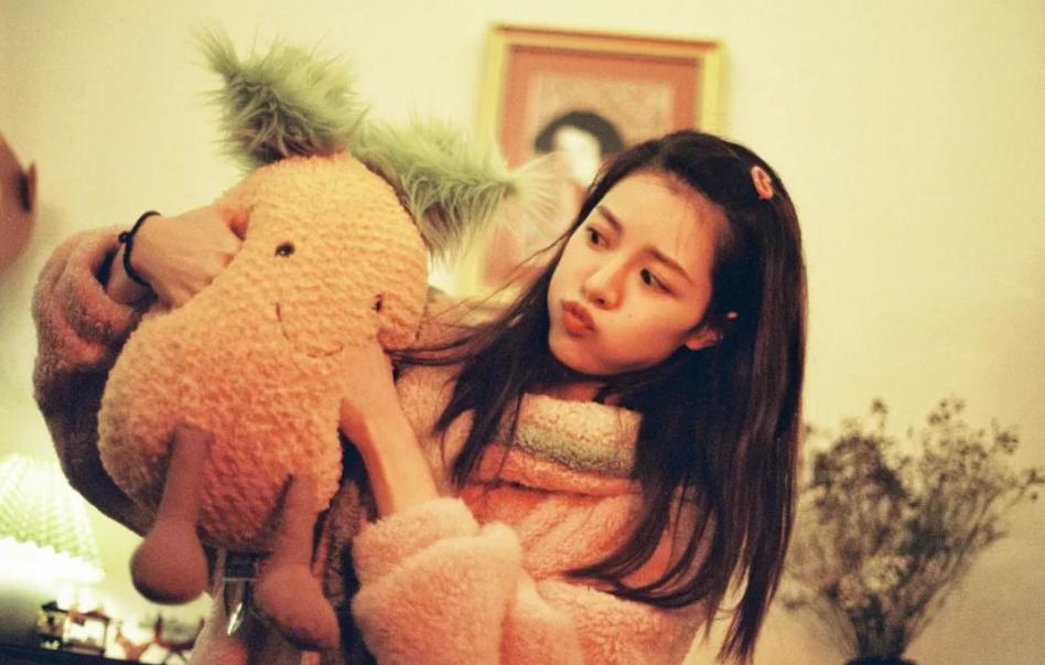 在家也能拍美照,学会这10个拍照姿势技巧,少女感满满