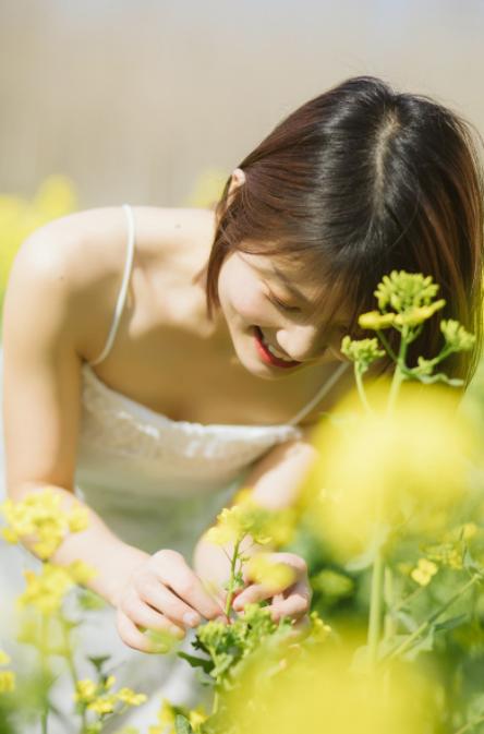 快看,学会这12个油菜花人像的拍照技巧,轻松美爆朋友圈