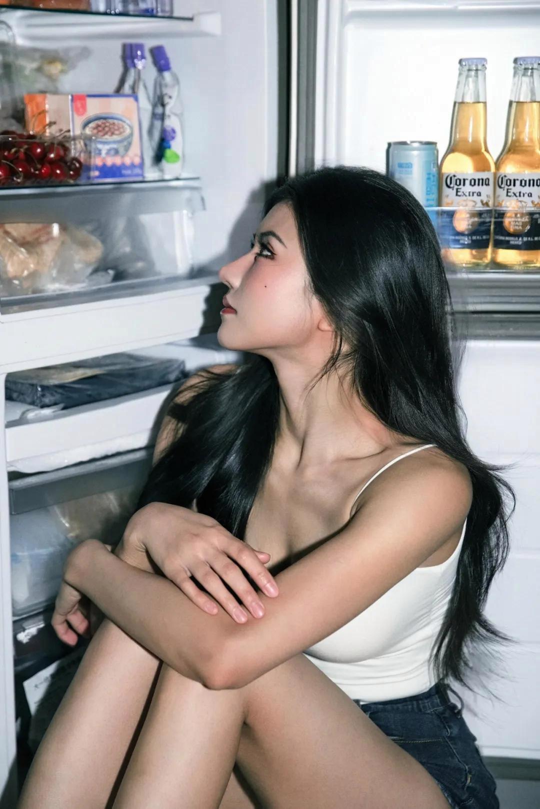 居家拍照,这些姿势学起来,松弛漂亮,拍出好身材