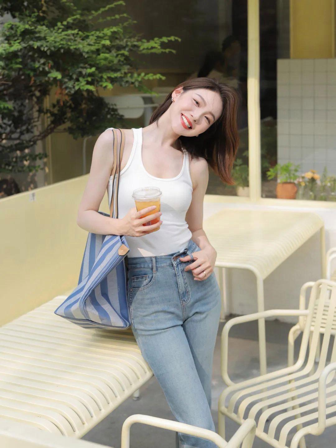 牛仔裤拍照,9个拍照姿势,这样拍时尚漂亮,气质迷人