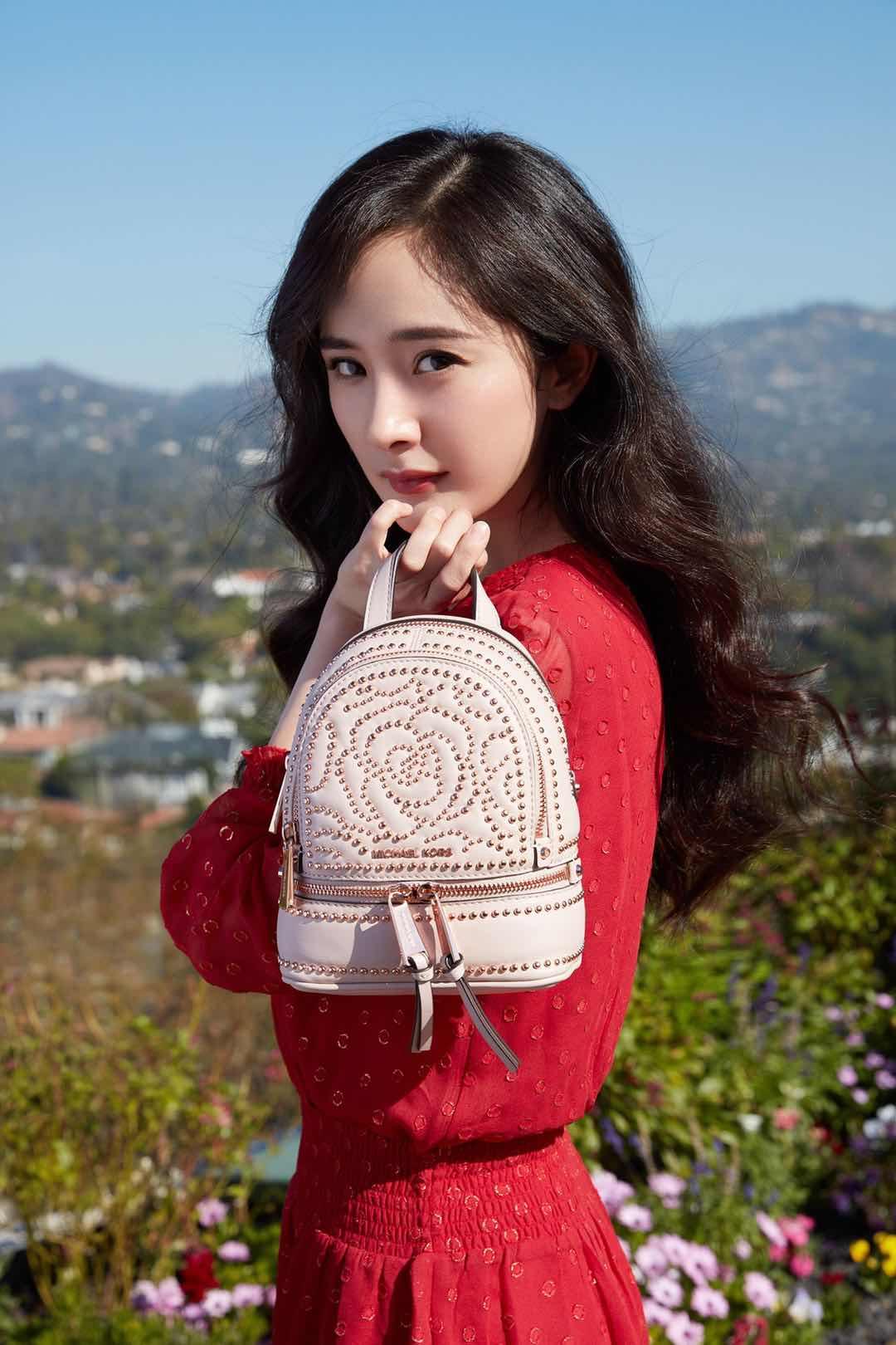 跟着时尚达人杨幂学些拍照姿势,简单又易学,拍照好看不尴尬