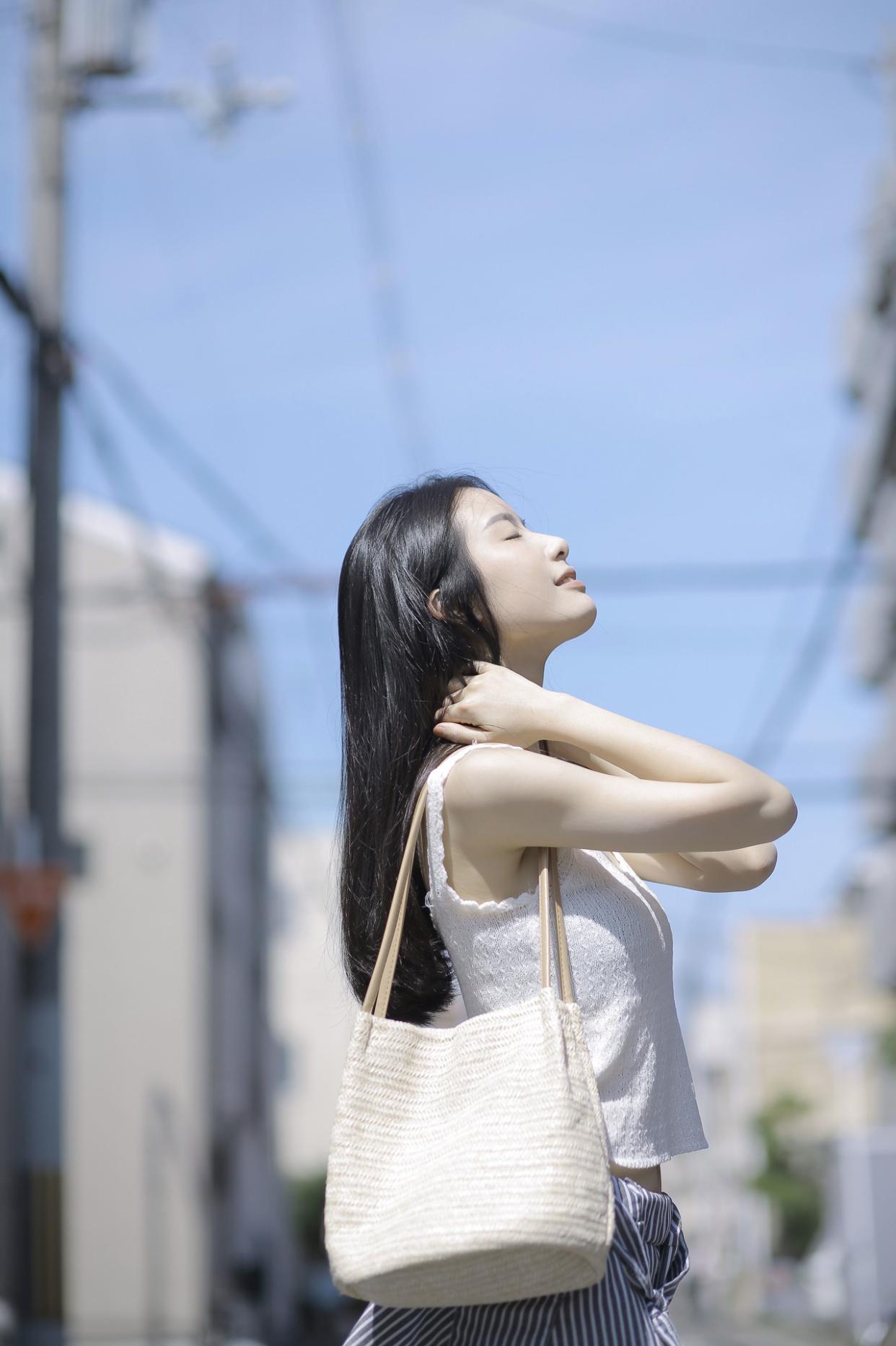 外出旅游10个拍照姿势,学会这样拍,既有美感又能很上镜