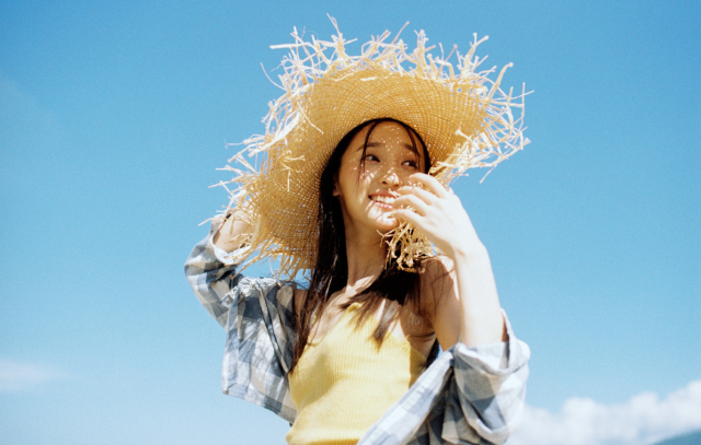 夏天旅行拍照:利用好拍照姿势、道具,拍出夏日好看少女照