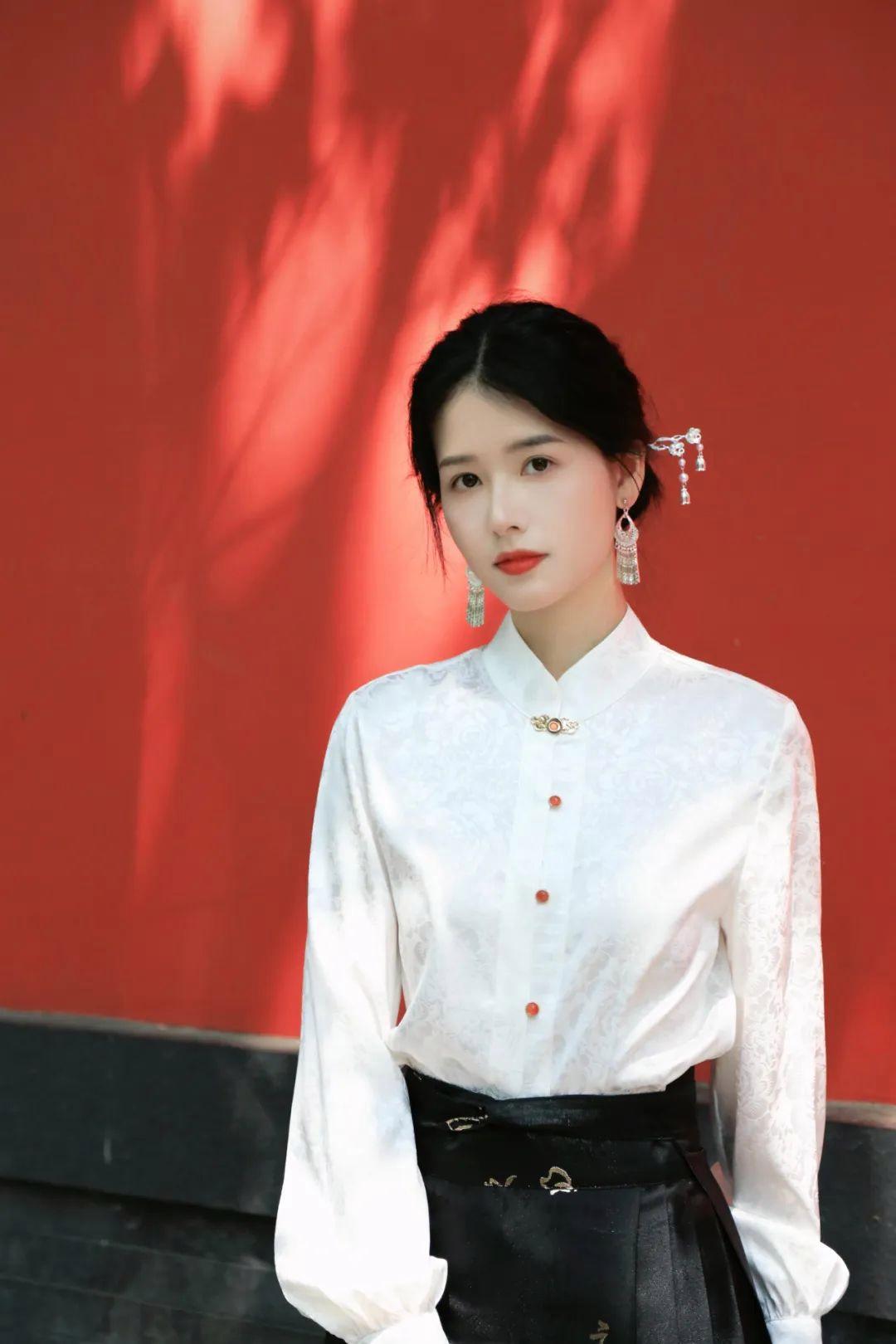 避开人群,红墙拍照美翻啦,试试这几个拍照姿势技巧吧