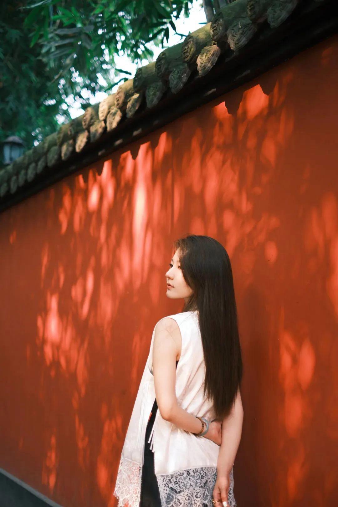 避开人群,红墙拍照美翻啦,试试这几个拍照姿势技巧吧