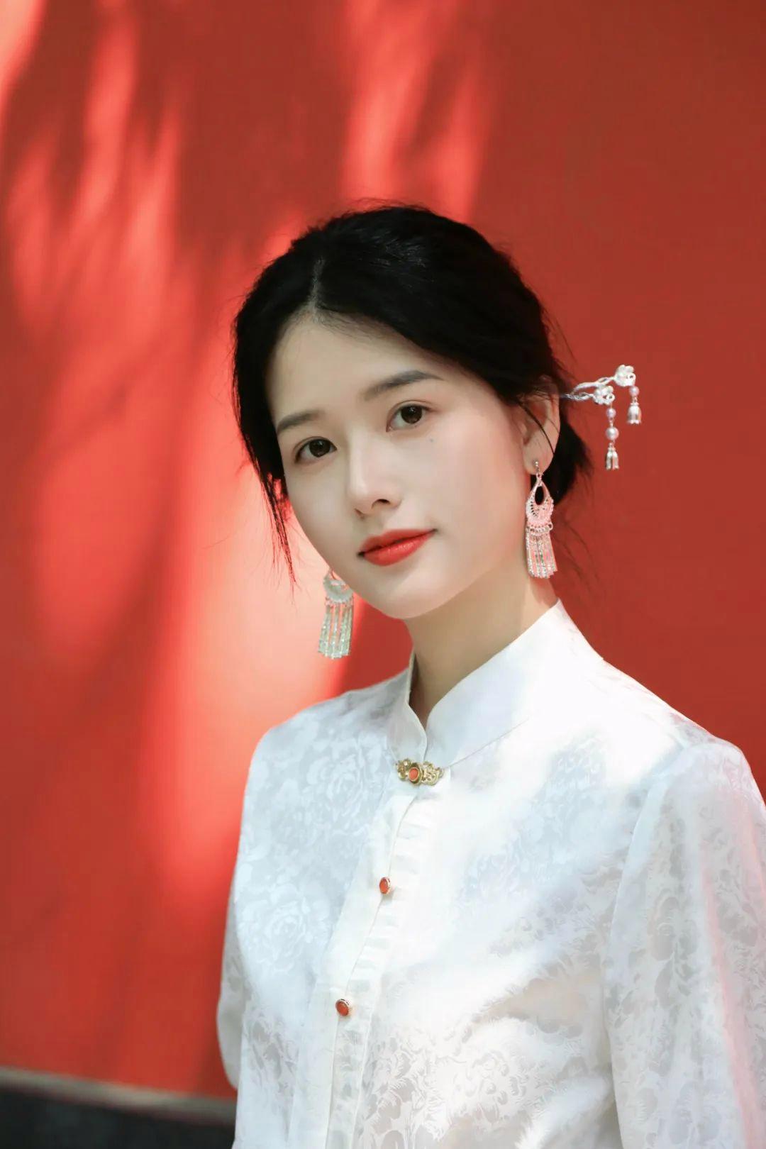 避开人群,红墙拍照美翻啦,试试这几个拍照姿势技巧吧