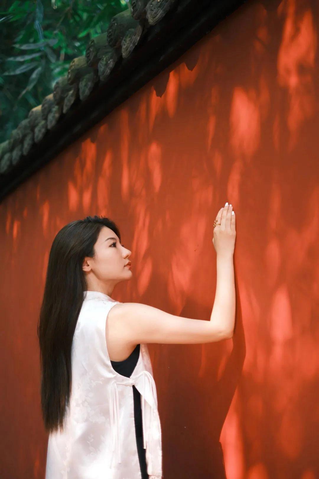 避开人群,红墙拍照美翻啦,试试这几个拍照姿势技巧吧