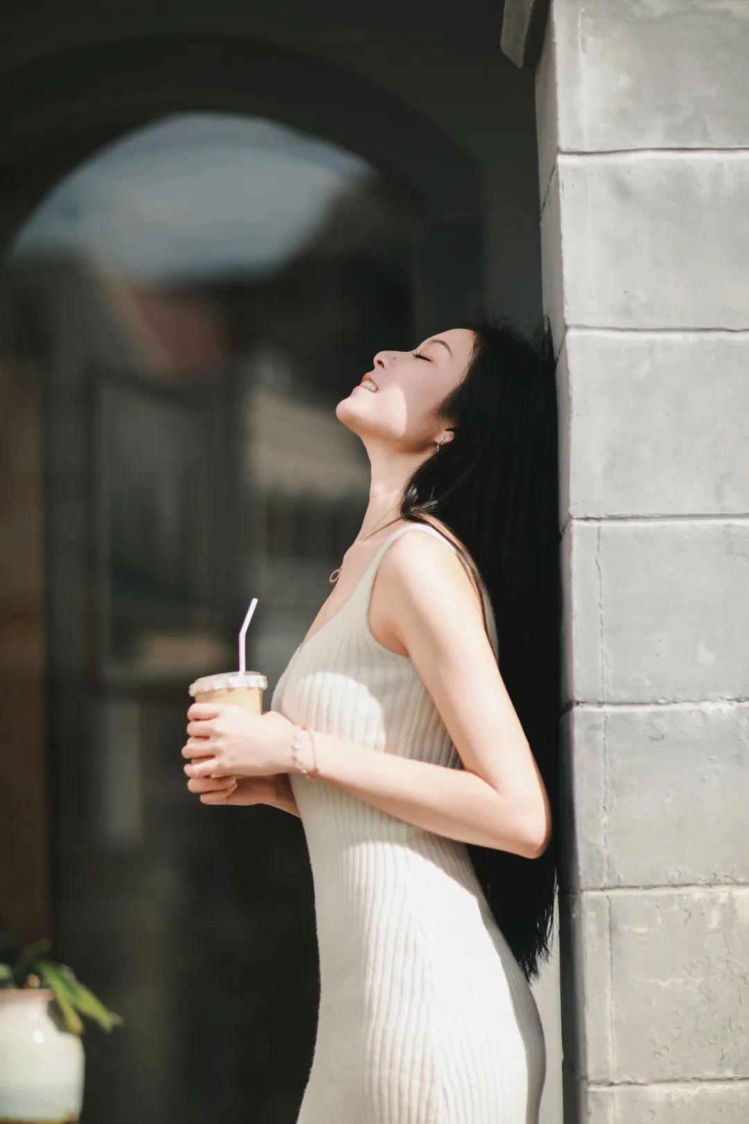 穿裙子街边拍照,10个姿势,拍照温柔有气质,时尚又漂亮