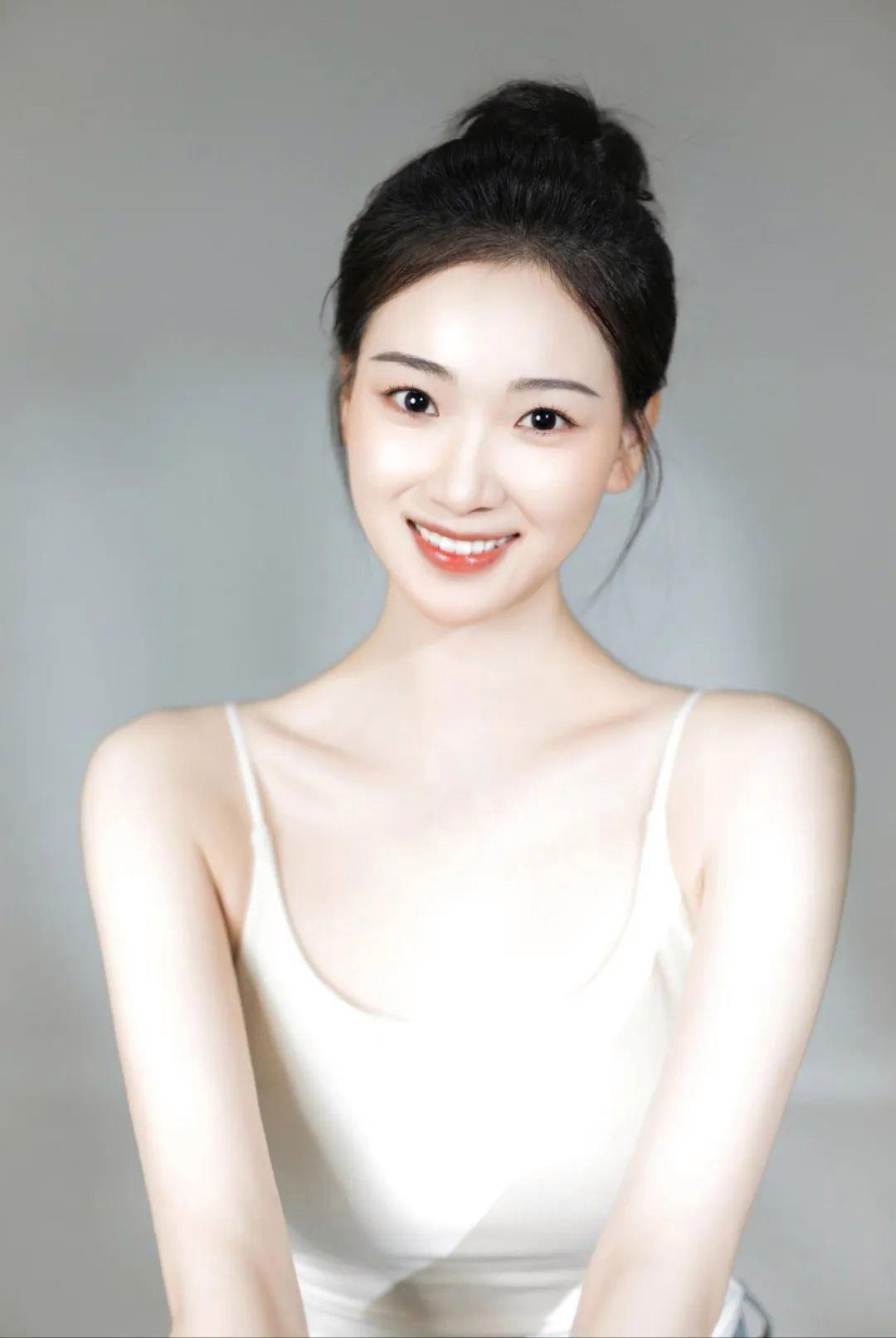 在家就能拍,一面白墙一张凳子,写真拍照干净自然又好看