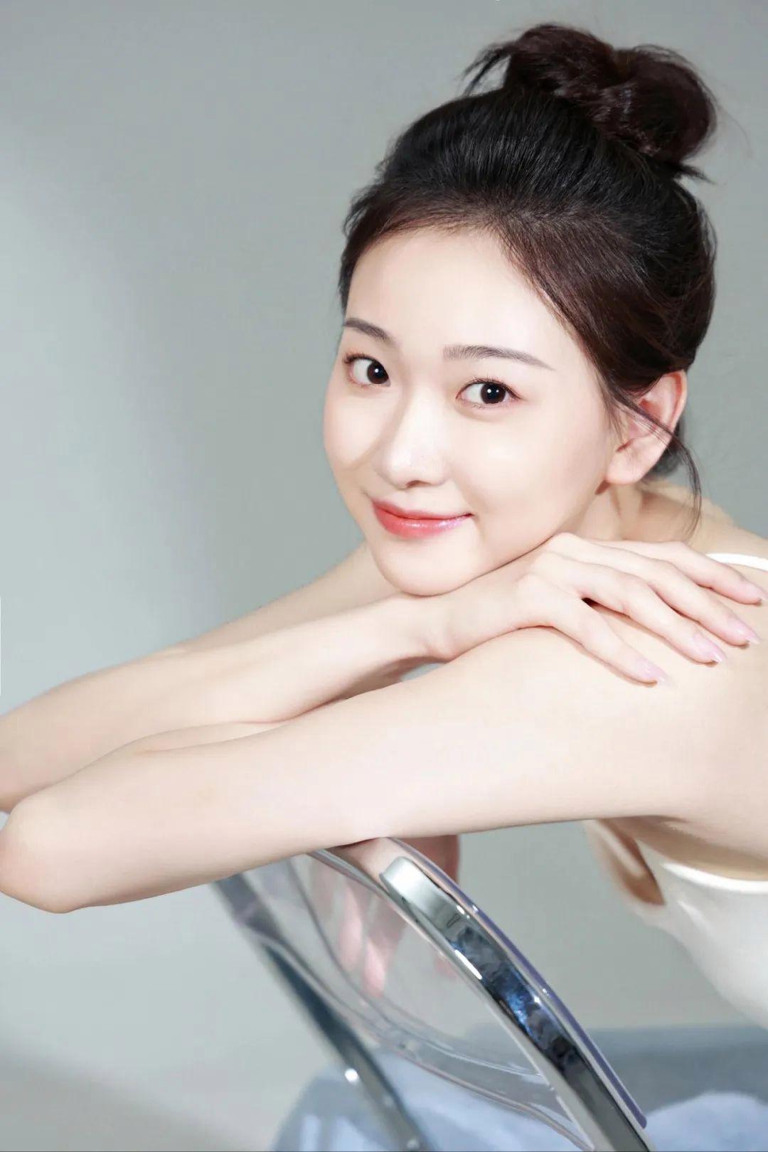 在家就能拍,一面白墙一张凳子,写真拍照干净自然又好看