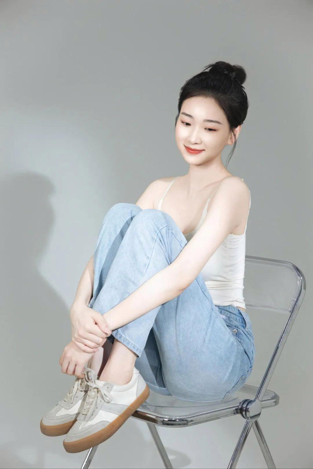 在家就能拍,一面白墙一张凳子,写真拍照干净自然又好看