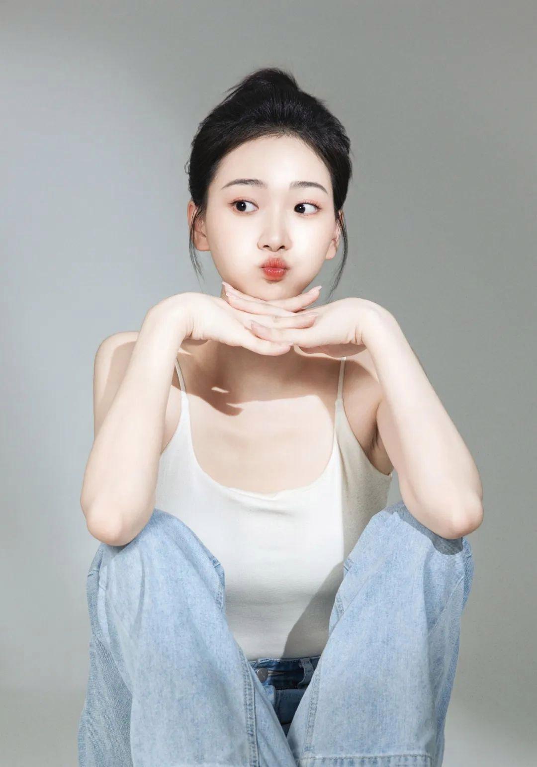 在家就能拍,一面白墙一张凳子,写真拍照干净自然又好看