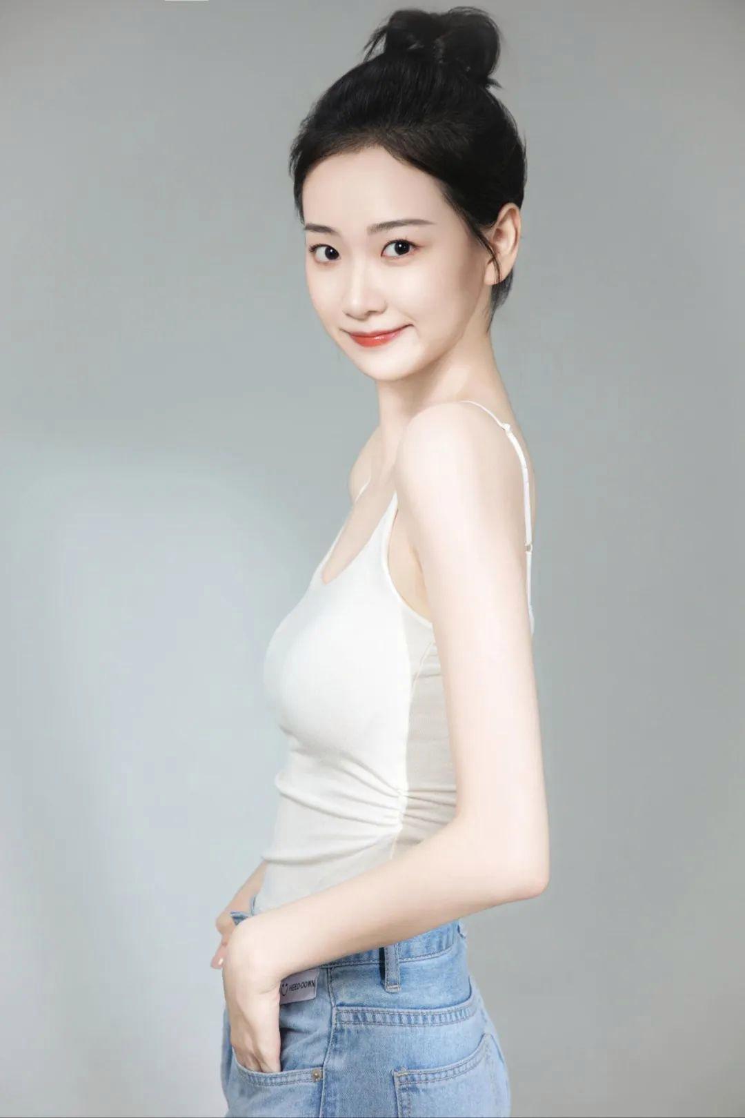 在家就能拍,一面白墙一张凳子,写真拍照干净自然又好看