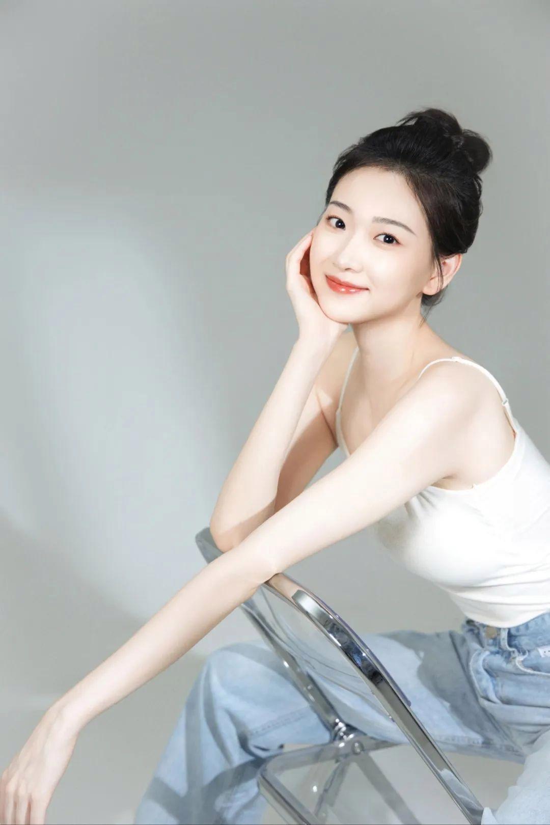 在家就能拍,一面白墙一张凳子,写真拍照干净自然又好看