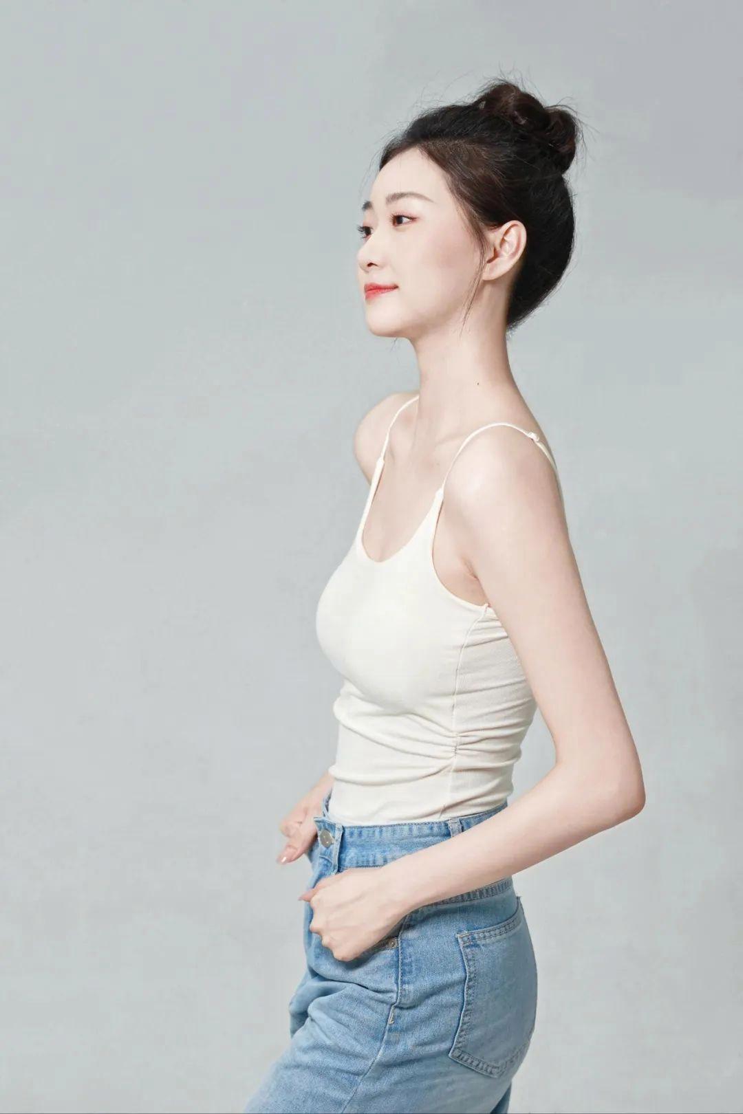 在家就能拍,一面白墙一张凳子,写真拍照干净自然又好看