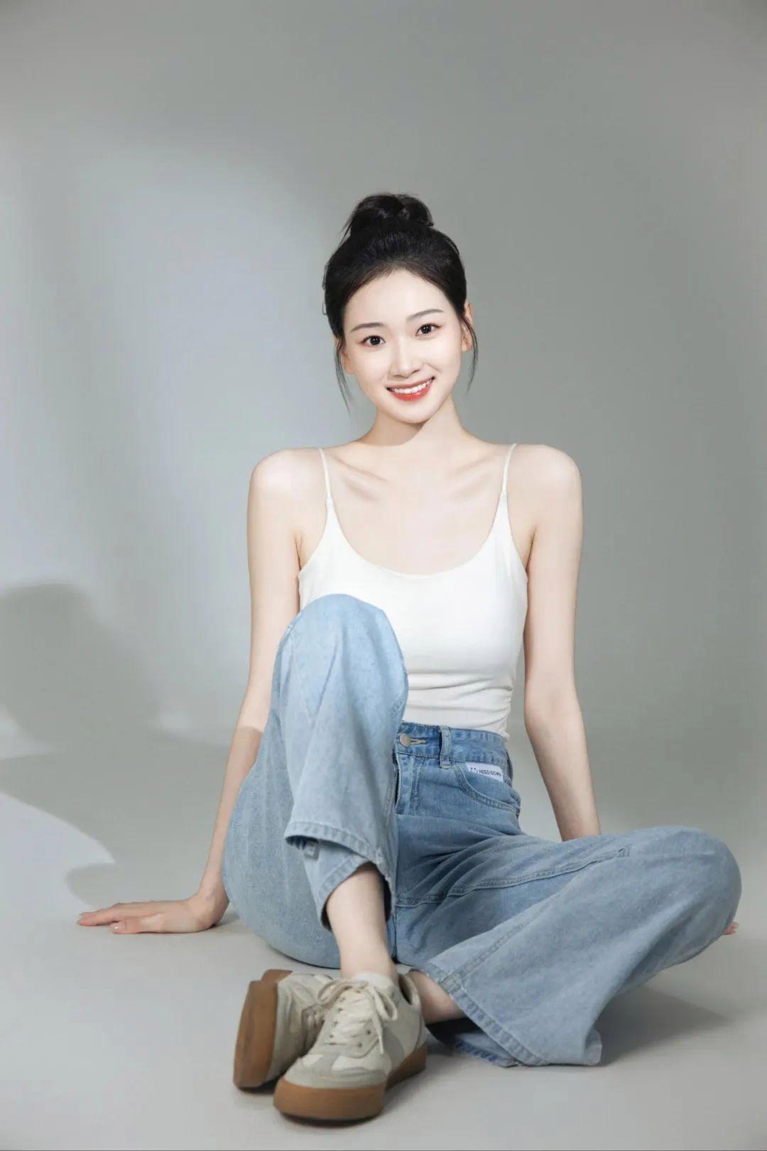 在家就能拍,一面白墙一张凳子,写真拍照干净自然又好看