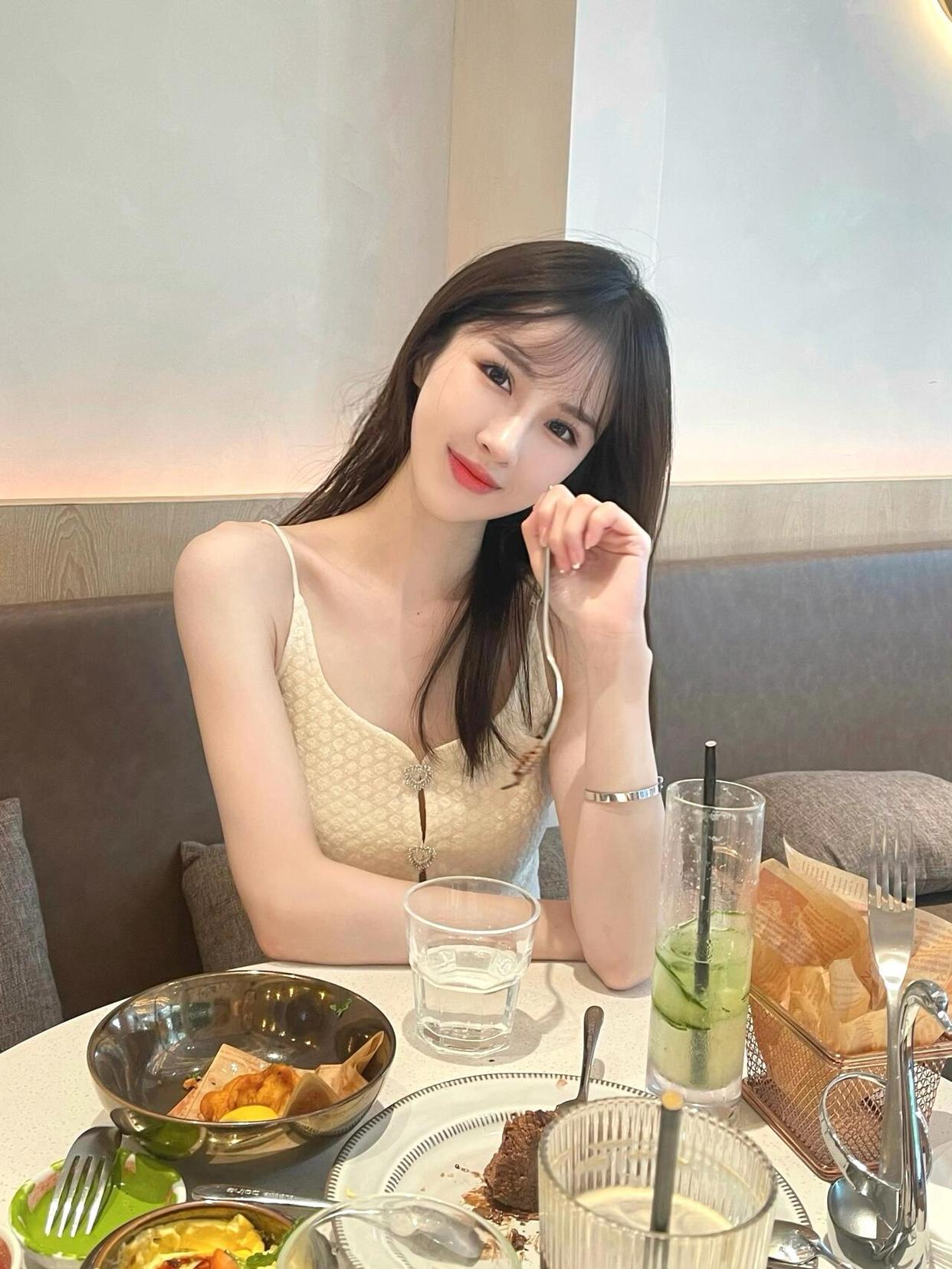 餐桌摆拍姿势,7个pose超实用,简单好看很出片