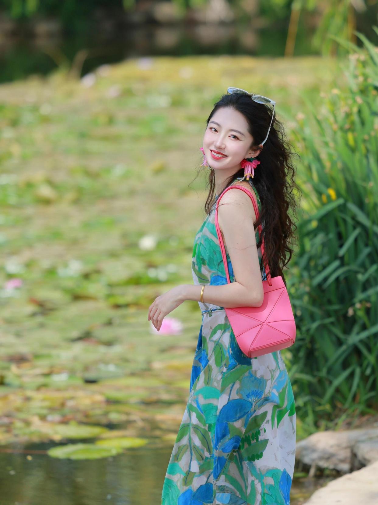 穿裙子拍照,这样摆姿势,裙子拍照上镜有气质