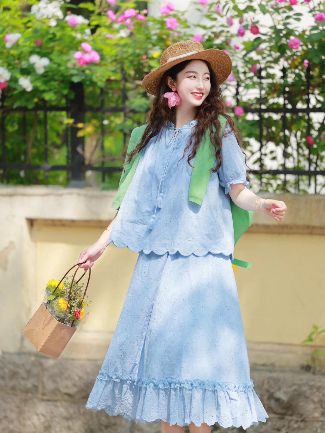 穿裙子拍照,这样摆姿势,裙子拍照上镜有气质