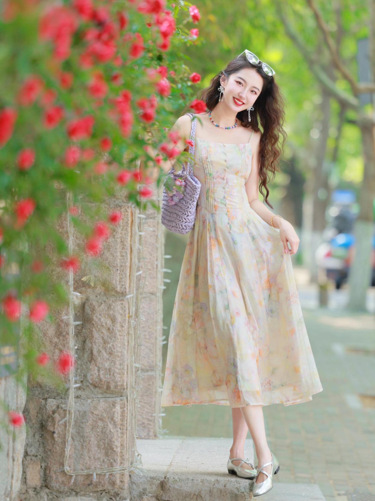 穿裙子拍照,这样摆姿势,裙子拍照上镜有气质