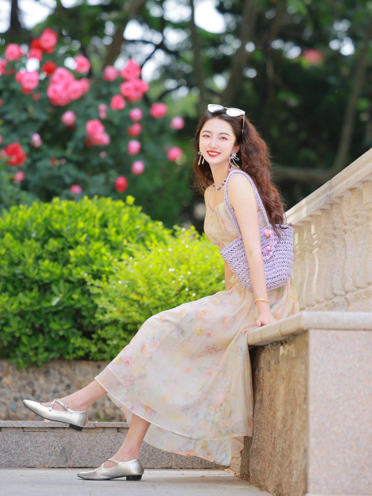 穿裙子拍照,这样摆姿势,裙子拍照上镜有气质