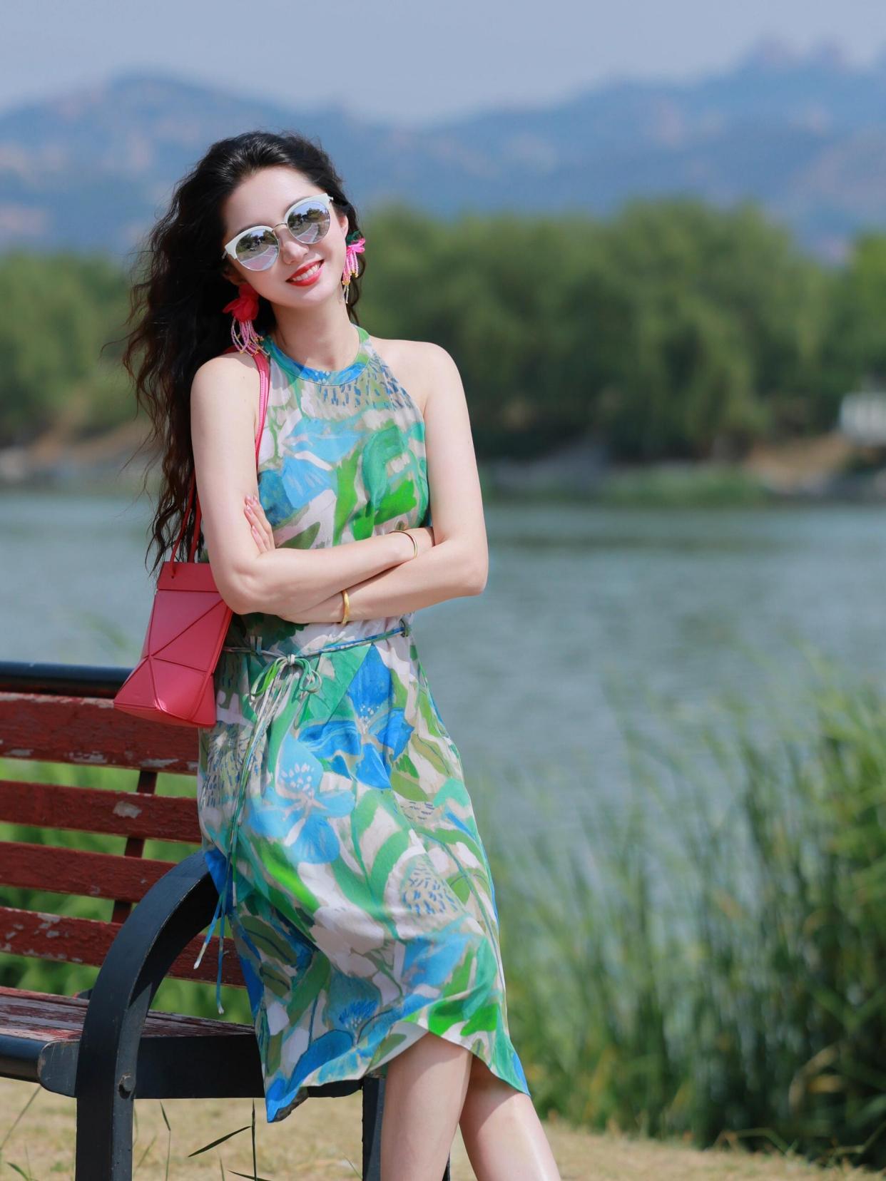 穿裙子拍照,这样摆姿势,裙子拍照上镜有气质