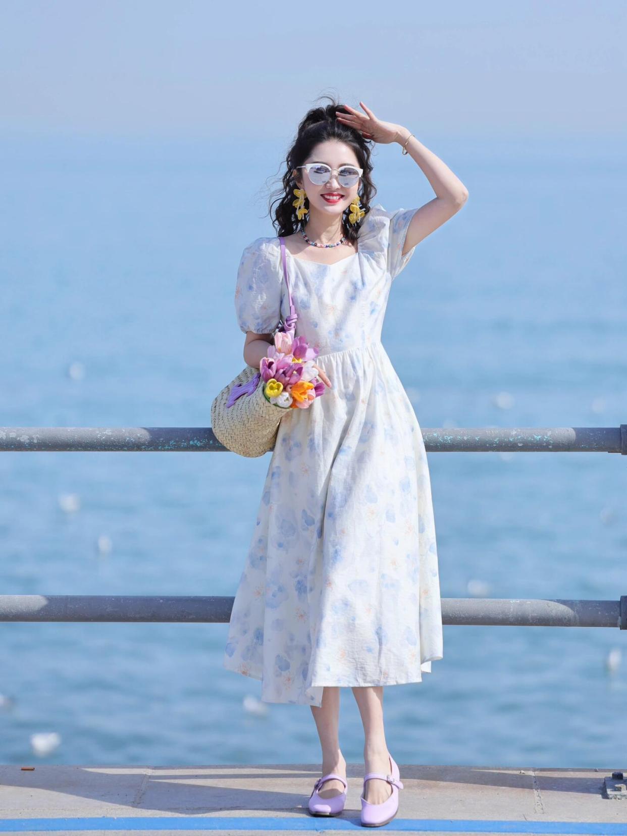 穿裙子拍照,这样摆姿势,裙子拍照上镜有气质