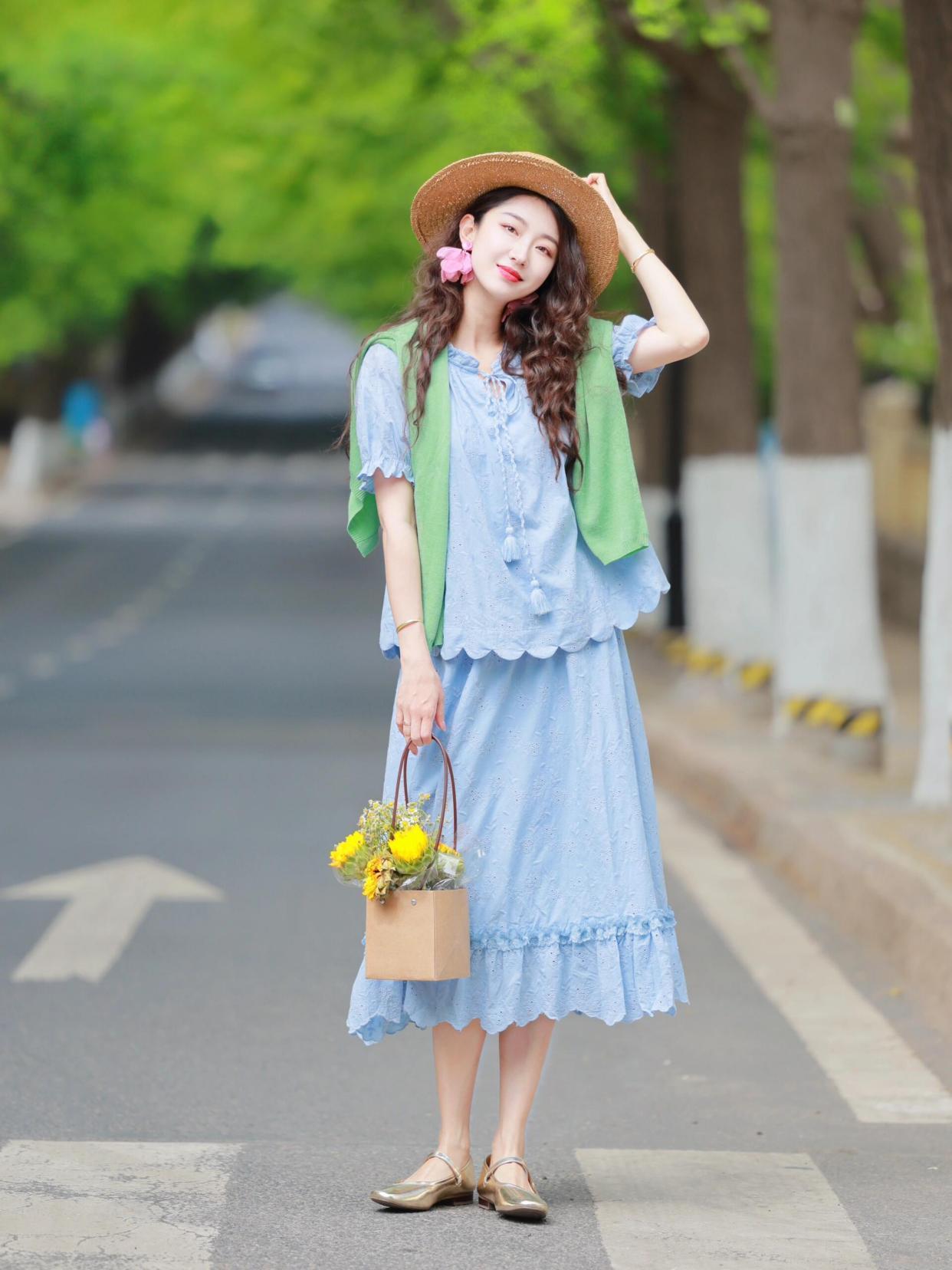 穿裙子拍照,这样摆姿势,裙子拍照上镜有气质