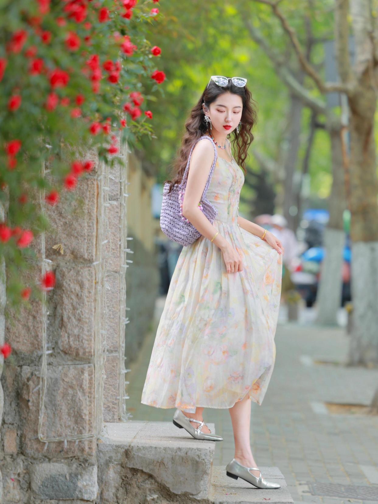 穿裙子拍照,这样摆姿势,裙子拍照上镜有气质