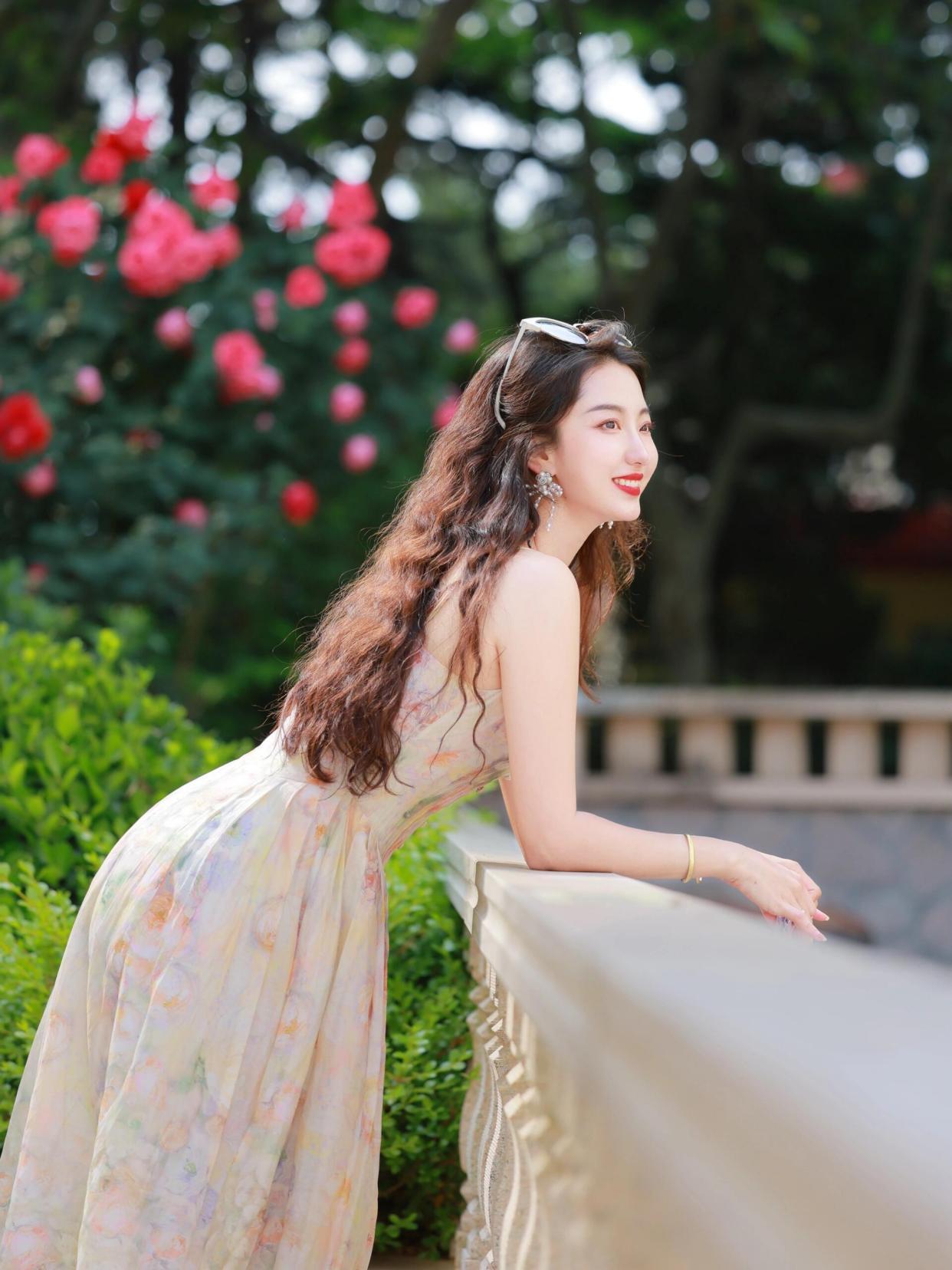 穿裙子拍照,这样摆姿势,裙子拍照上镜有气质