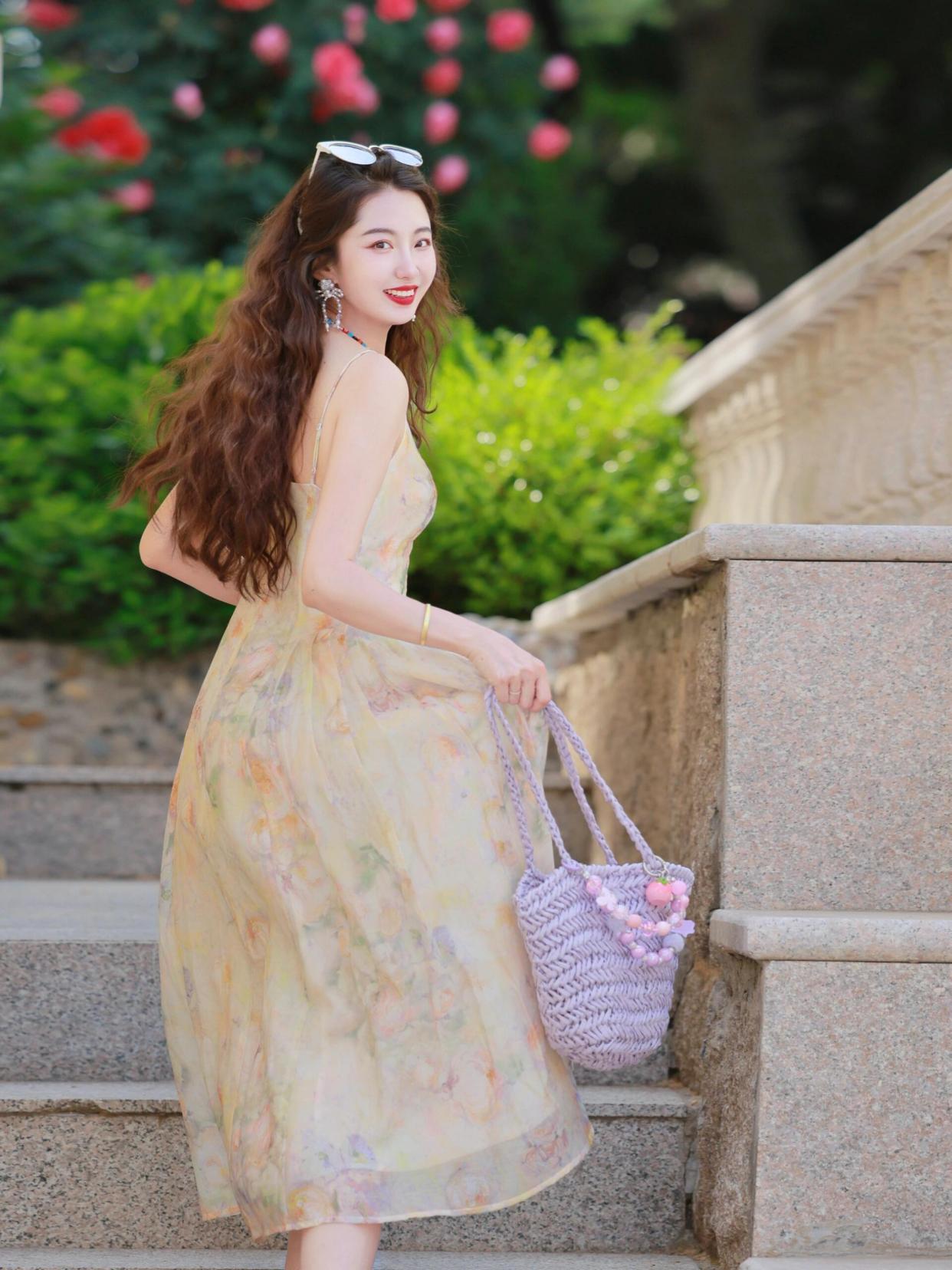 穿裙子拍照,这样摆姿势,裙子拍照上镜有气质