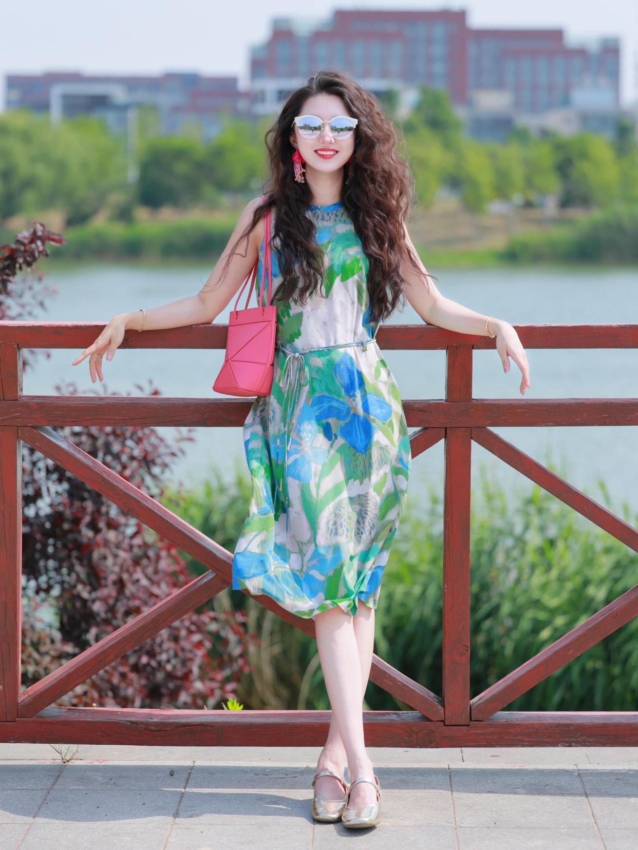 穿裙子拍照,这样摆姿势,裙子拍照上镜有气质