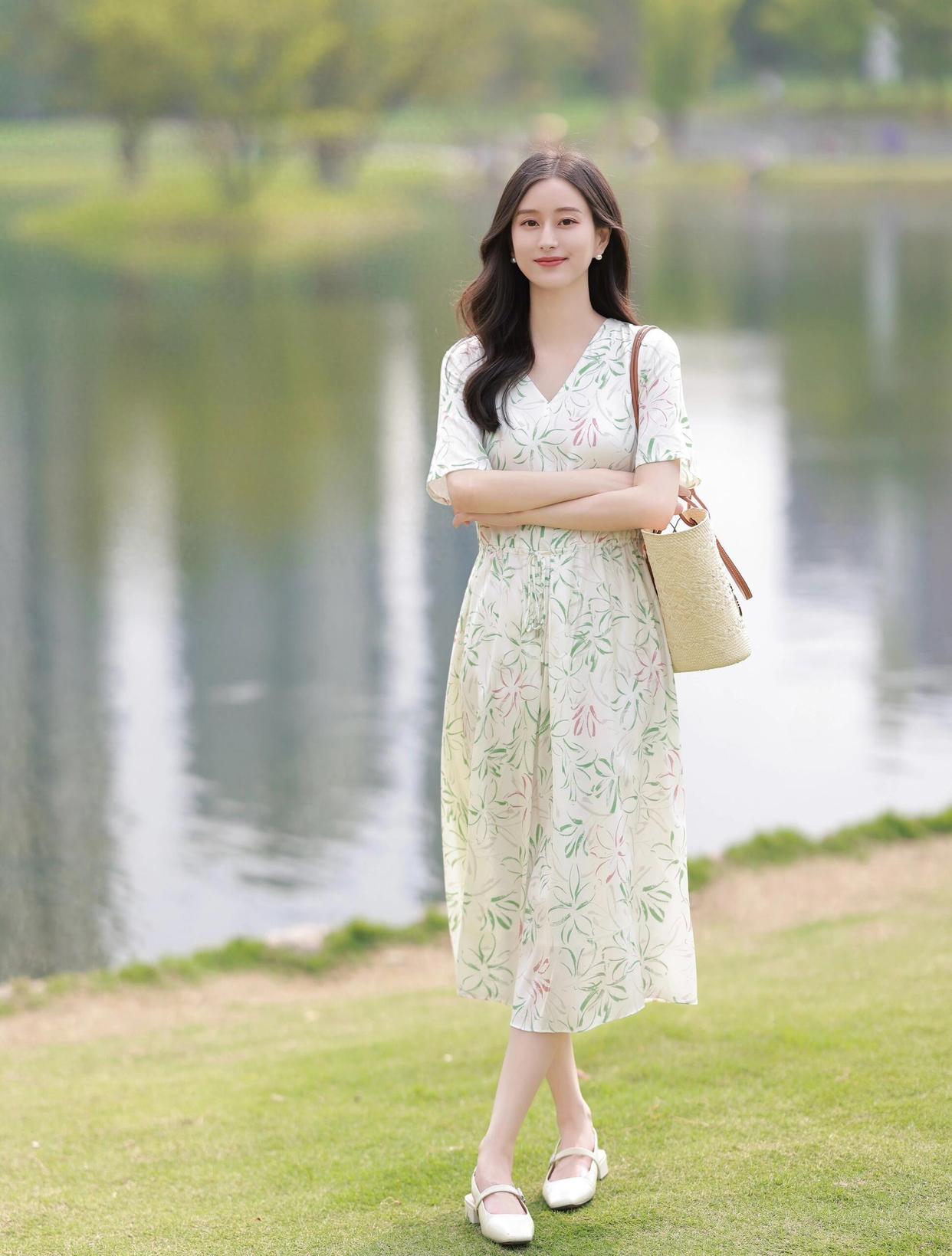 7个全身照拍照姿势,显瘦好看,拍出自然腿长好身材