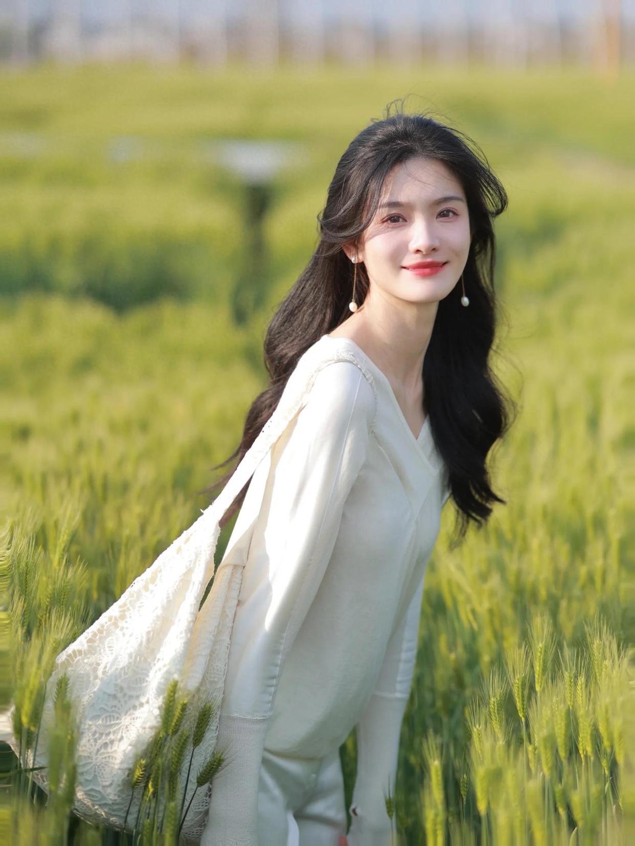 8个手部姿势,气质温婉很好看,日常拍照也不会尴尬