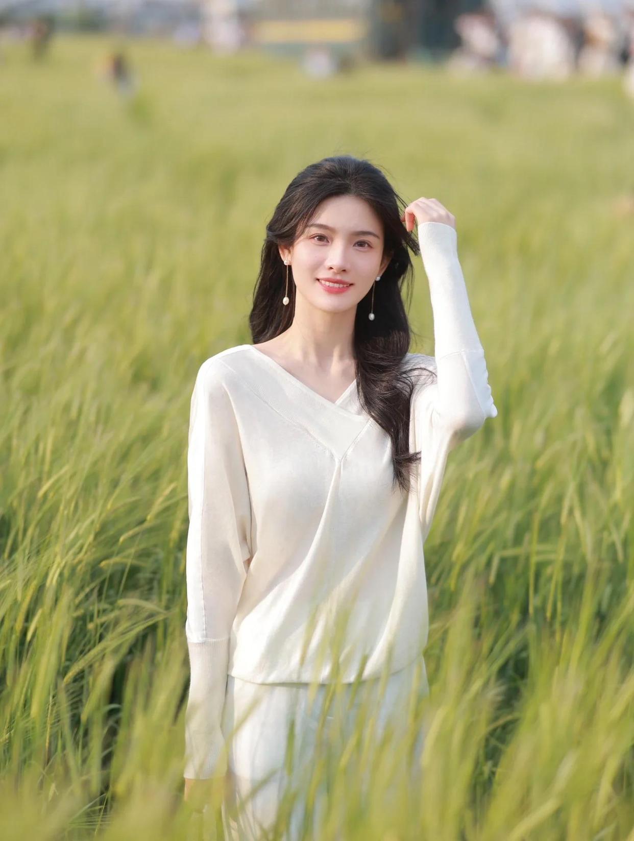 8个手部姿势,气质温婉很好看,日常拍照也不会尴尬