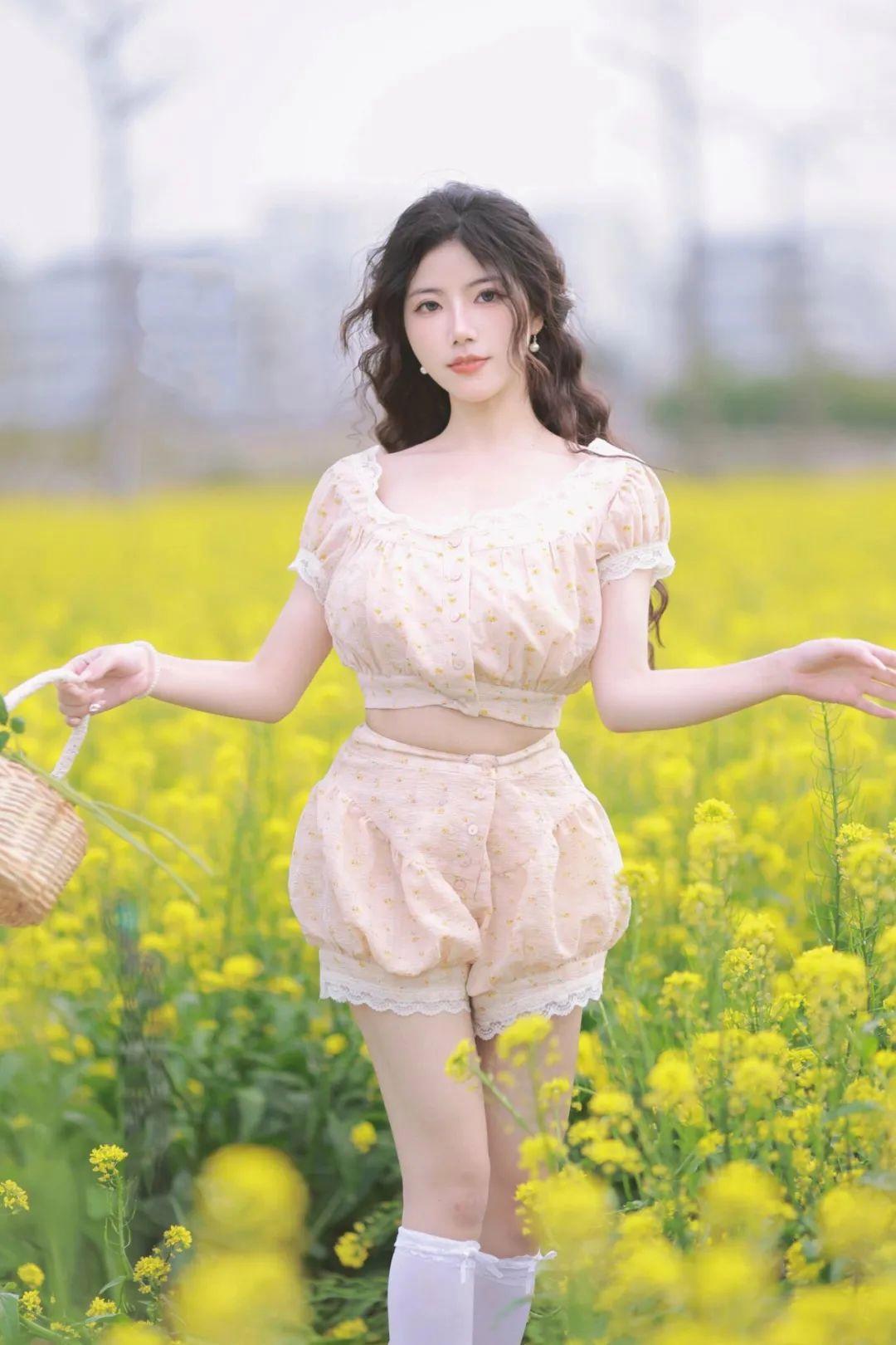 春天拍好油菜花,8个姿势可参考,这样拍照花美仁也美