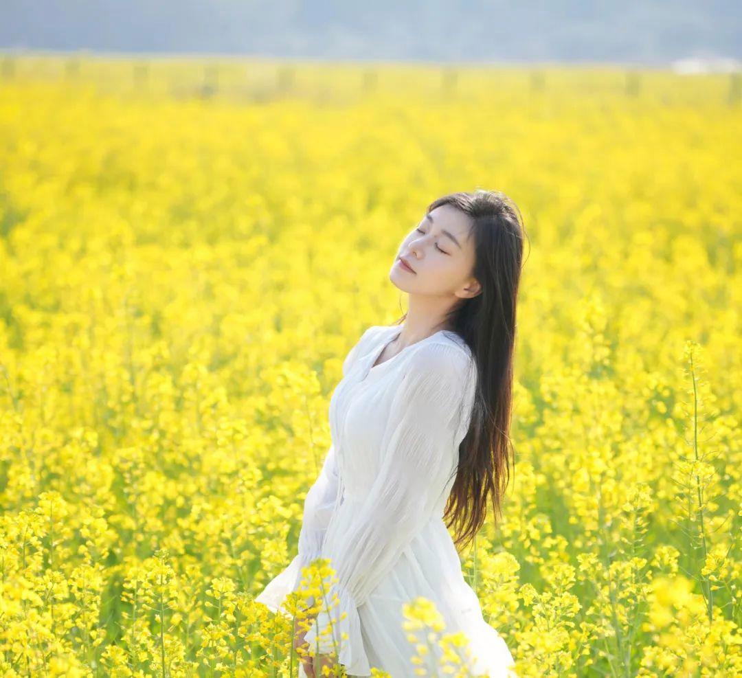 春天拍好油菜花,8个姿势可参考,这样拍照花美仁也美