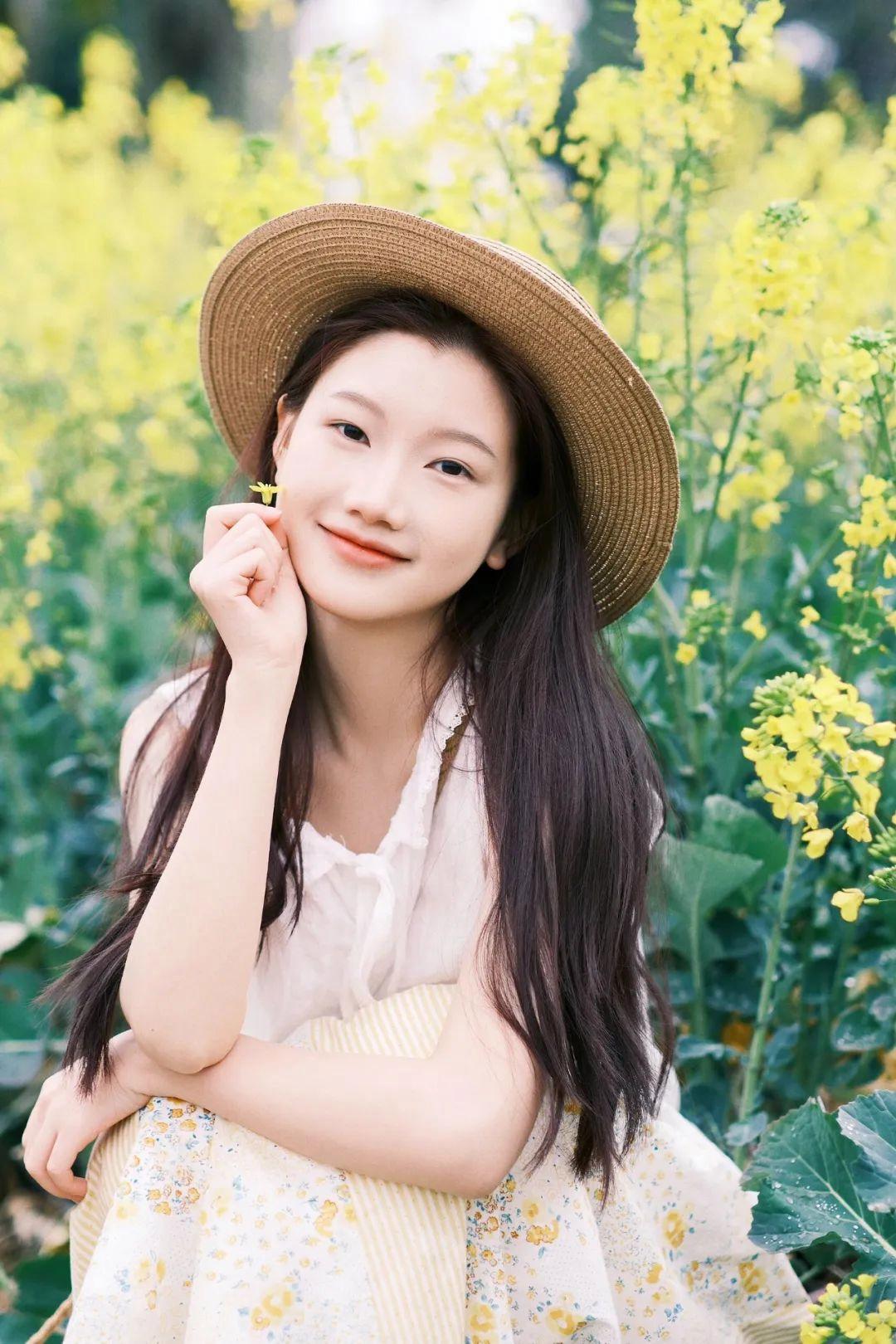 春天拍好油菜花,8个姿势可参考,这样拍照花美仁也美