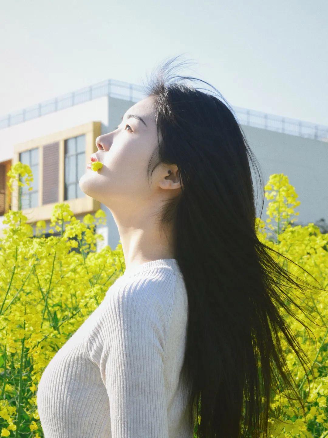 春天拍好油菜花,8个姿势可参考,这样拍照花美仁也美