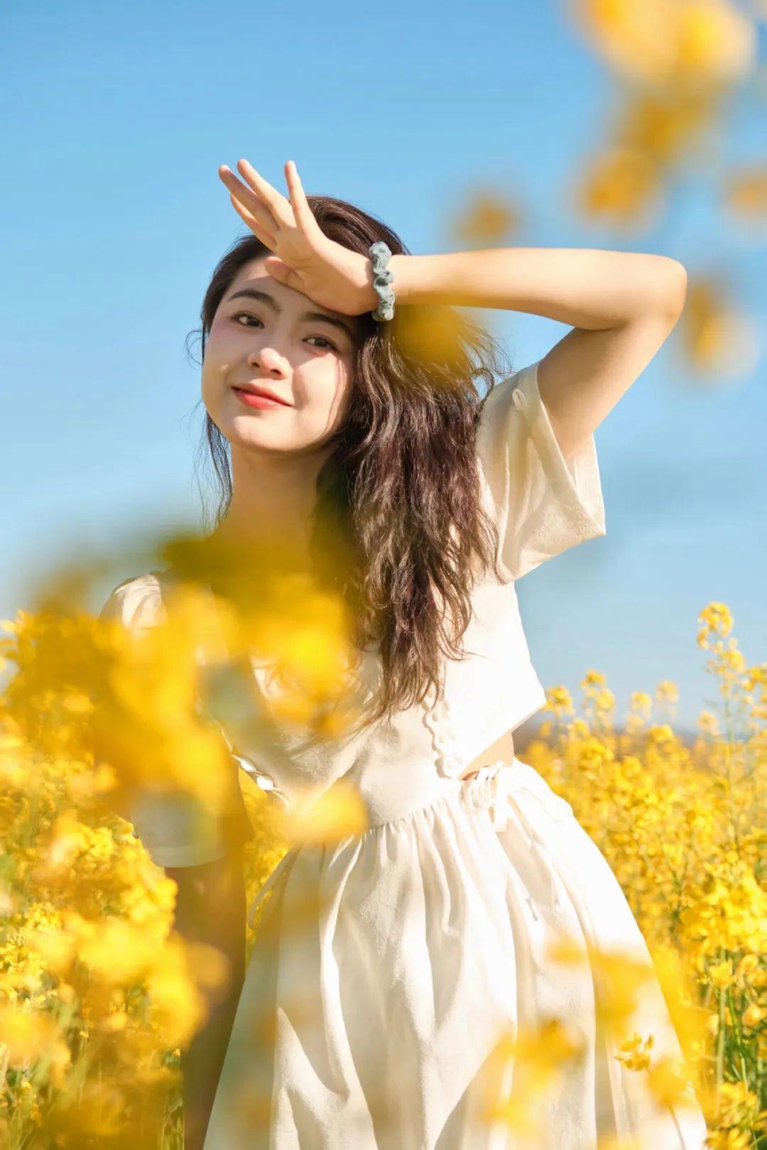 春天油菜花拍照技巧,光线、构图、焦距,学起来拍照很好看