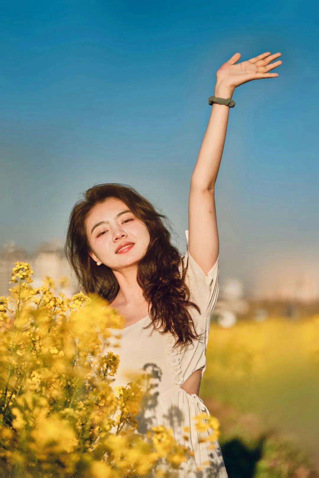 春天油菜花拍照技巧,光线、构图、焦距,学起来拍照很好看